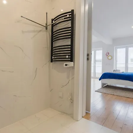 Lovelystay - Sunny 2 Bedroom *