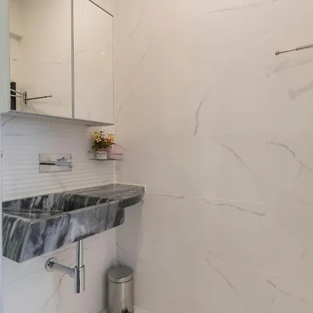 Lovelystay - Sunny 2 Bedroom