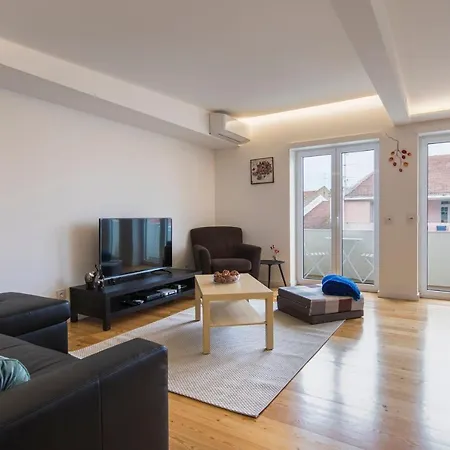 Lovelystay - Sunny 2 Bedroom